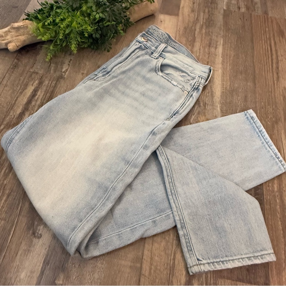 AMERICAN EAGLE Light Wash High Rise Lightly Distressed Mom Jeans Size 2